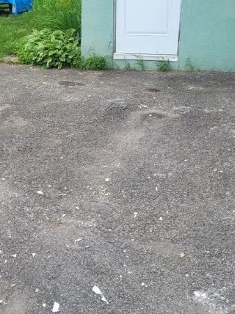 Après: l'entrée devant le cabanon, vidée