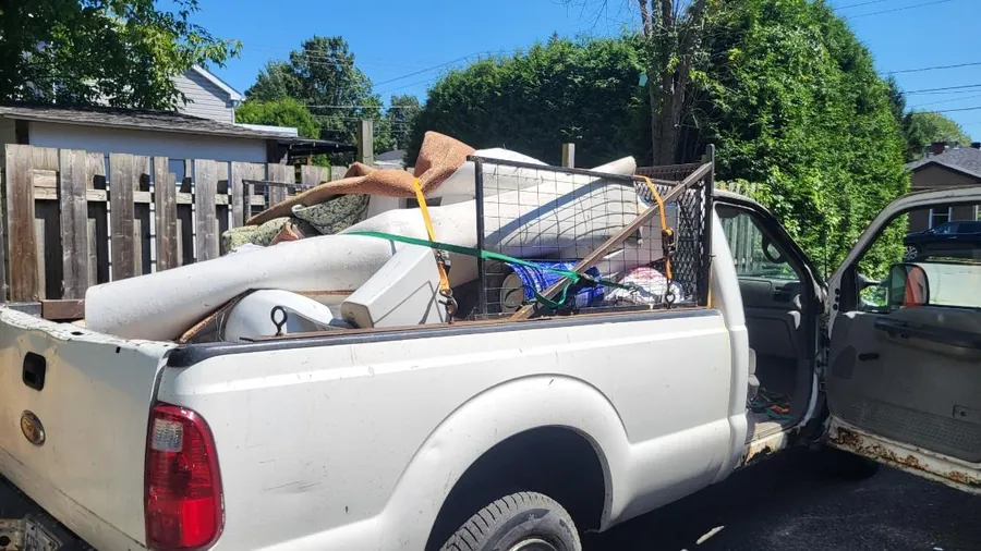 Camion de Joe chargé de meubles, d'électros et de débris